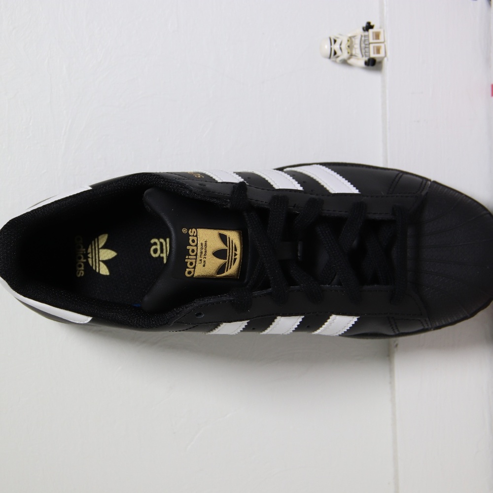 Adidas  Black / White Superstar Shell-Toe Low Tops